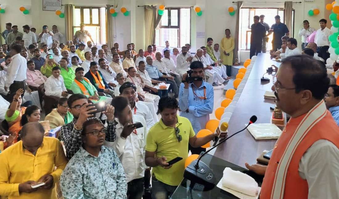 Keshav Maurya told the workers in Mahoba, tell us if there are shortcomings in government works