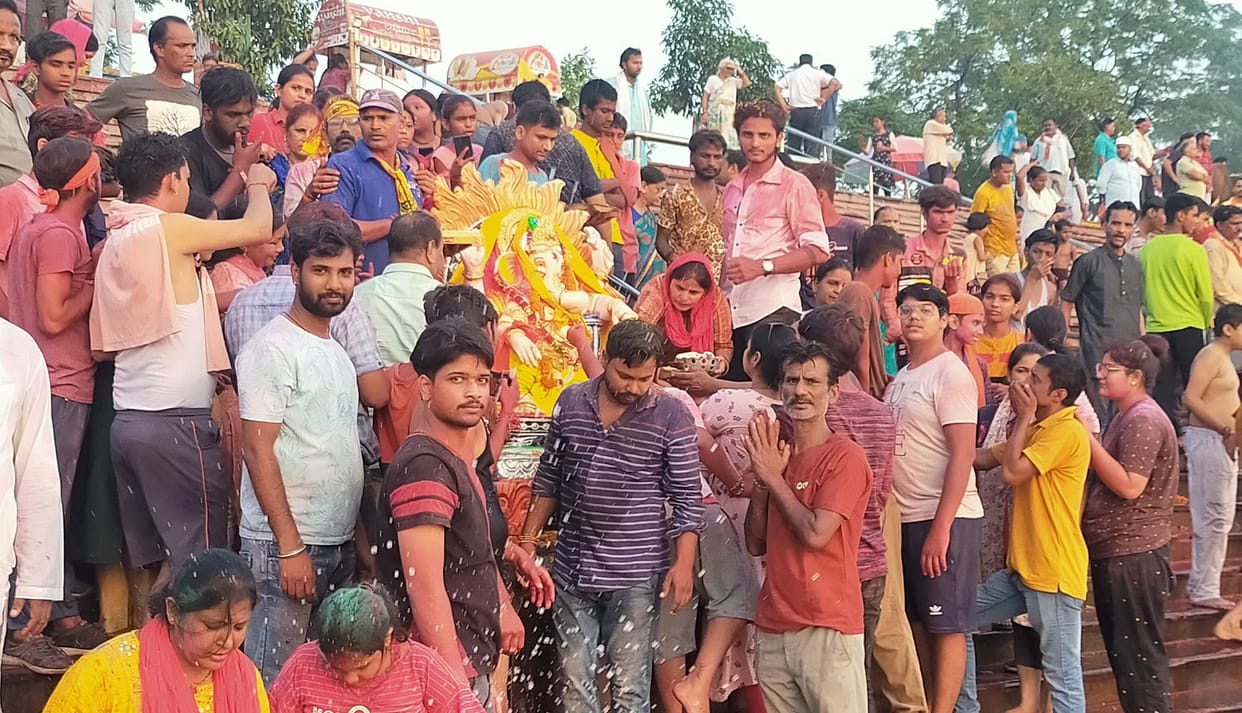 By taking out a procession, Lord Ganapati was sent away from the houses.