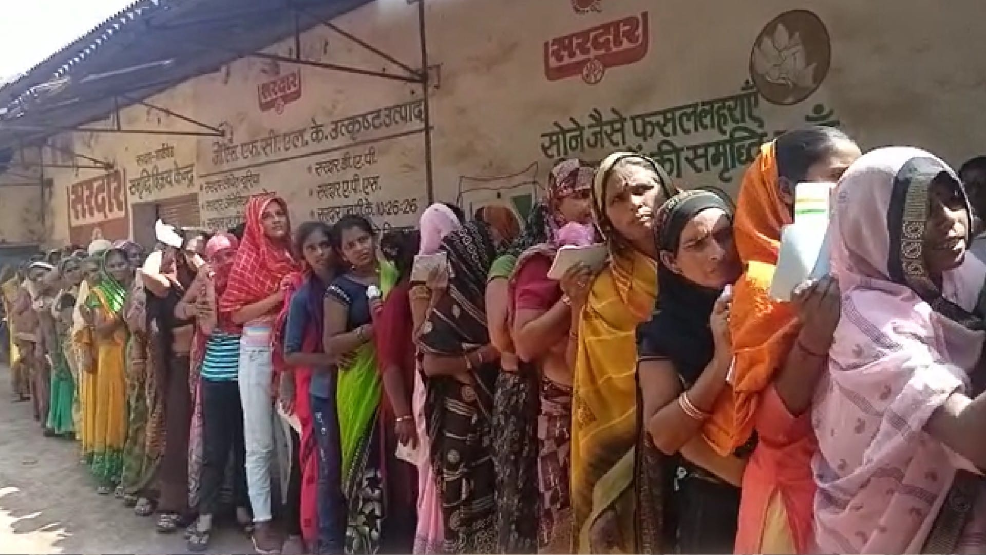 Farmer longing for fertilizer in Union Agriculture Minister's home town Morena, long queues exposed promises