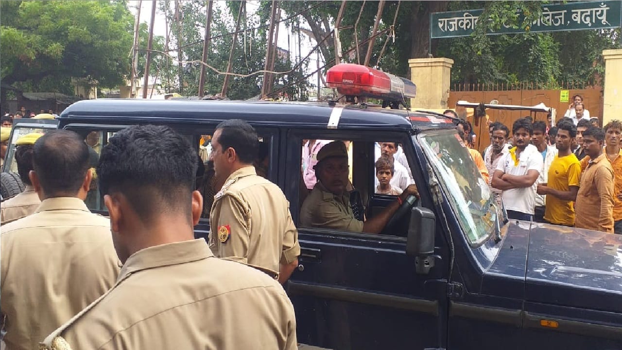 Police Arrested Ten People Including Five Girls In Hotel in Badaun Search continues for hotel owner