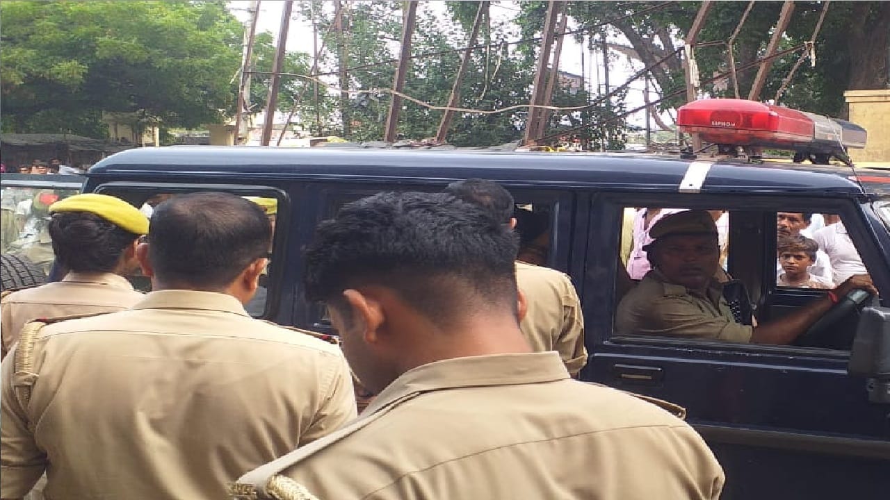Police arrested ten people including five girls in hotel near bus stand of Badaun s Roadways