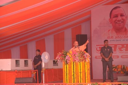 CM Yogi Security Breach in jaunpur 8 policemen including two inspectors were suspended