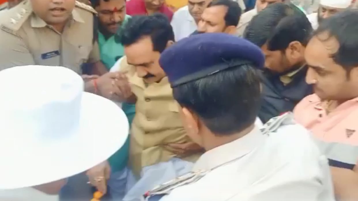 Home Minister Narottam Mishra arrived to visit Maihar temple, kept falling due to slipping in Satna station