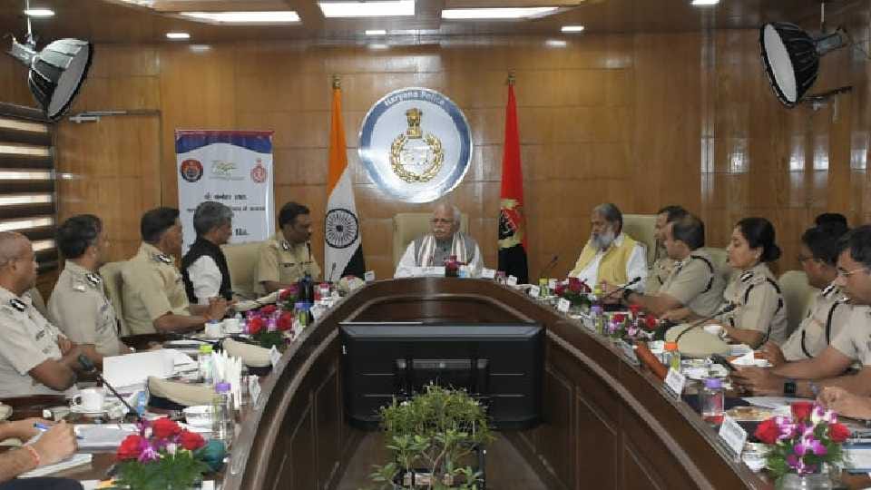 Haryana CM Manohar Lal held a meeting with police officers in Panchkula