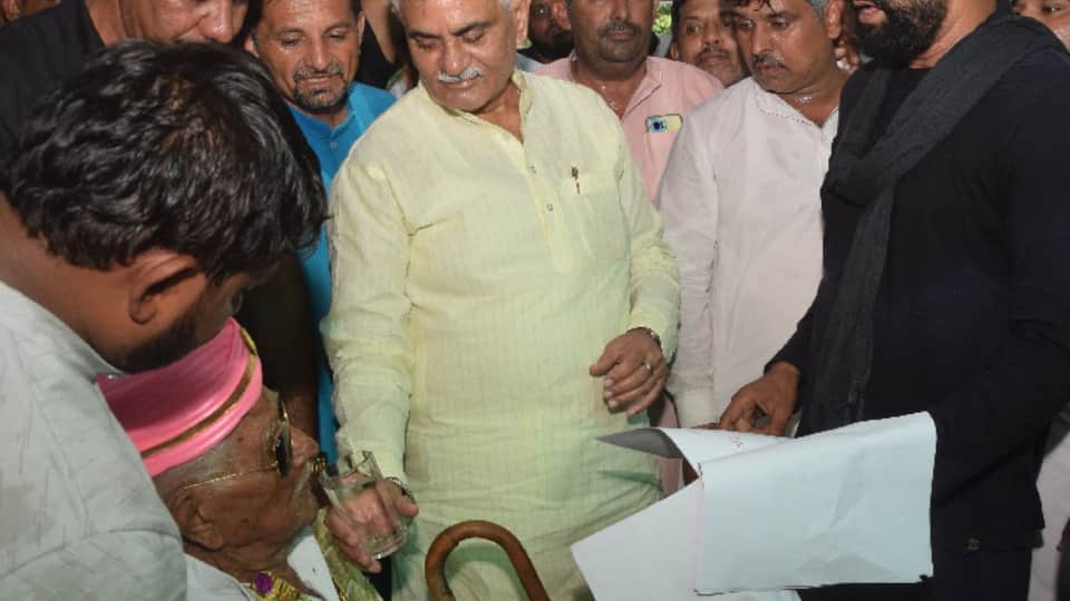 102 year old dulichand gave proof of being alive with bandwagon in rohtak