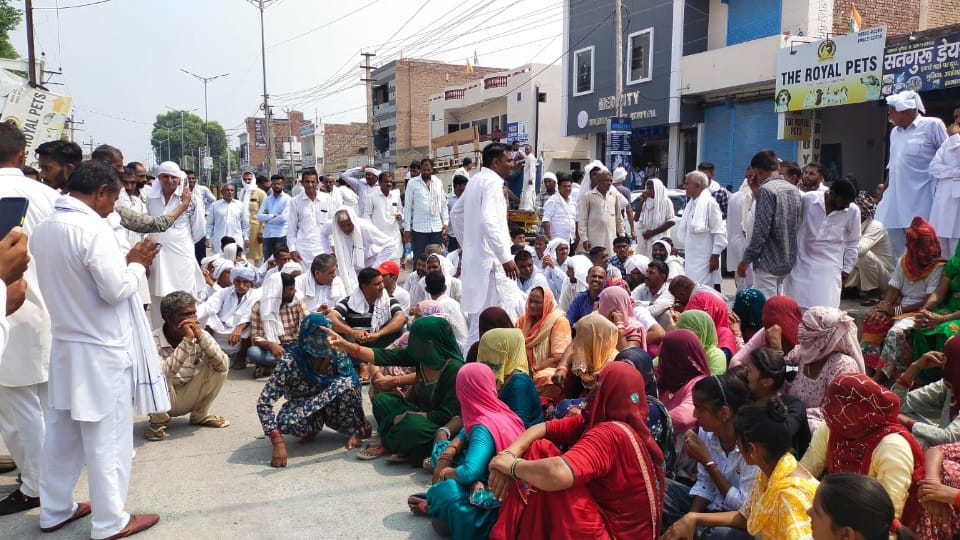 Former driver of BJP MLA Dudaram sitting on dharna in front of his house in Fatehabad