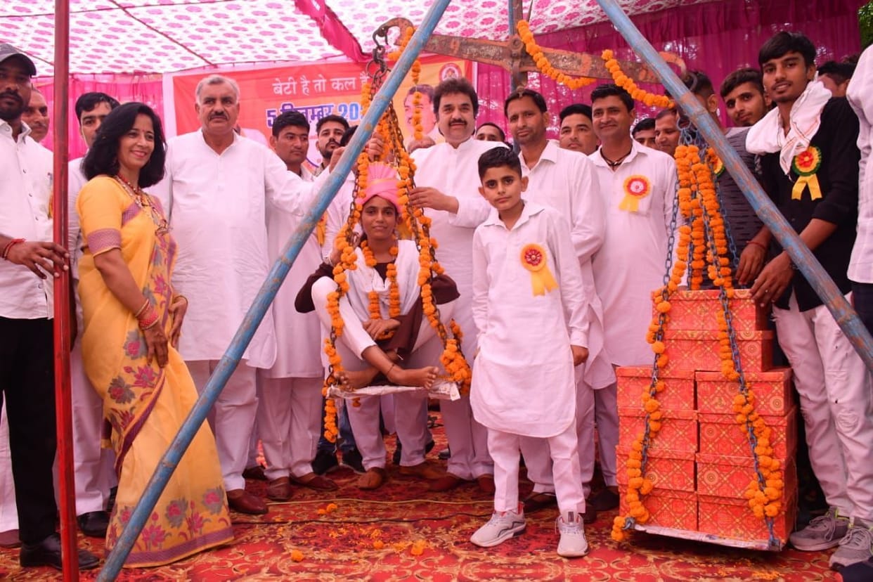 In the tenth, the village topper daughter Payal, Poonam, Pooja were weighed with laddoos