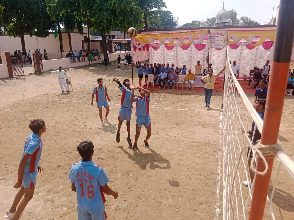 Hathras: ML Inter College team won the trophy in Volleyball
