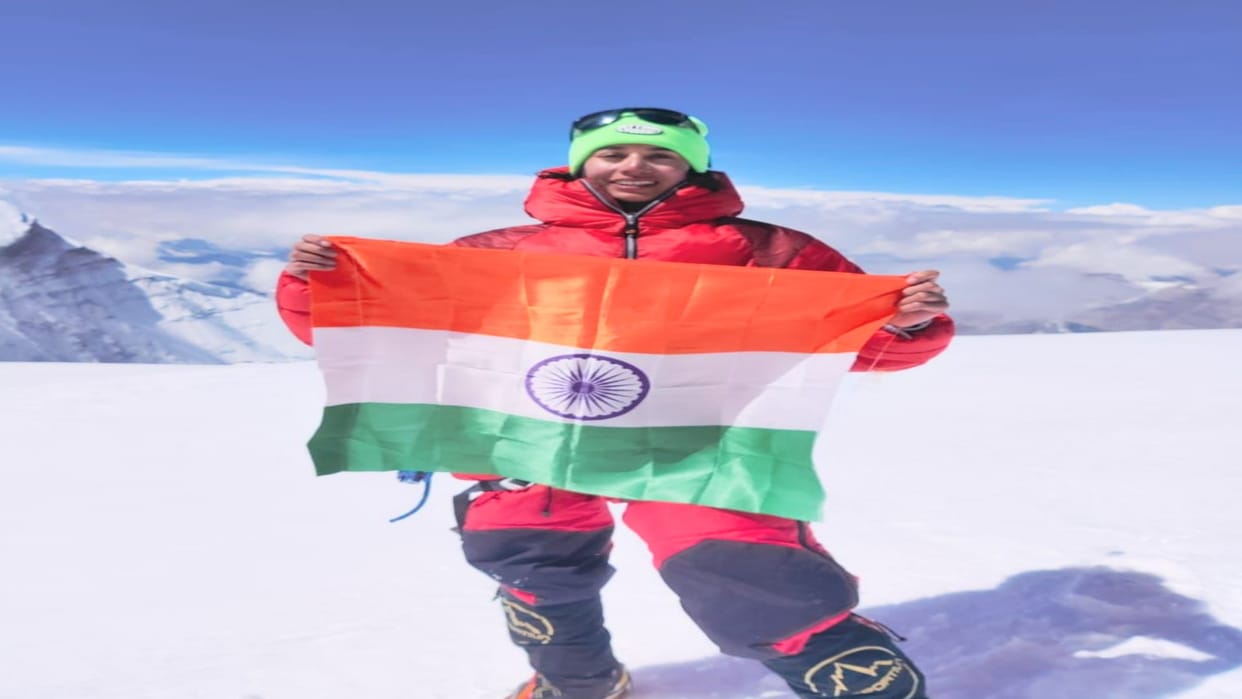 Ishani of Kullu conquers Mount Kun, 7,077 meters high
