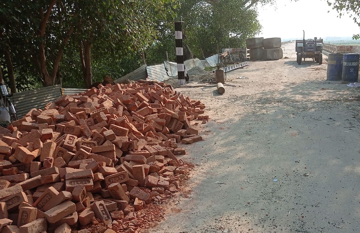 Kolaghat bridge,Waiting for more on the Kolaghat bridge... now keep traveling 40 km