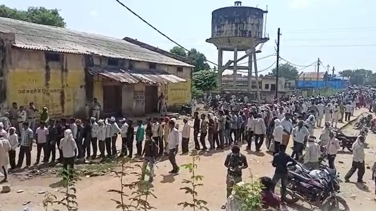Farmer longing for fertilizer in Union Agriculture Minister's home town Morena, long queues exposed promises