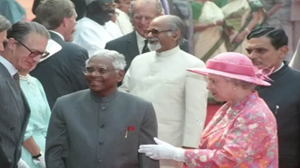 Queen Goodbye: Elizabeth II had visited India three times, Gandhiji presented a handkerchief at the wedding