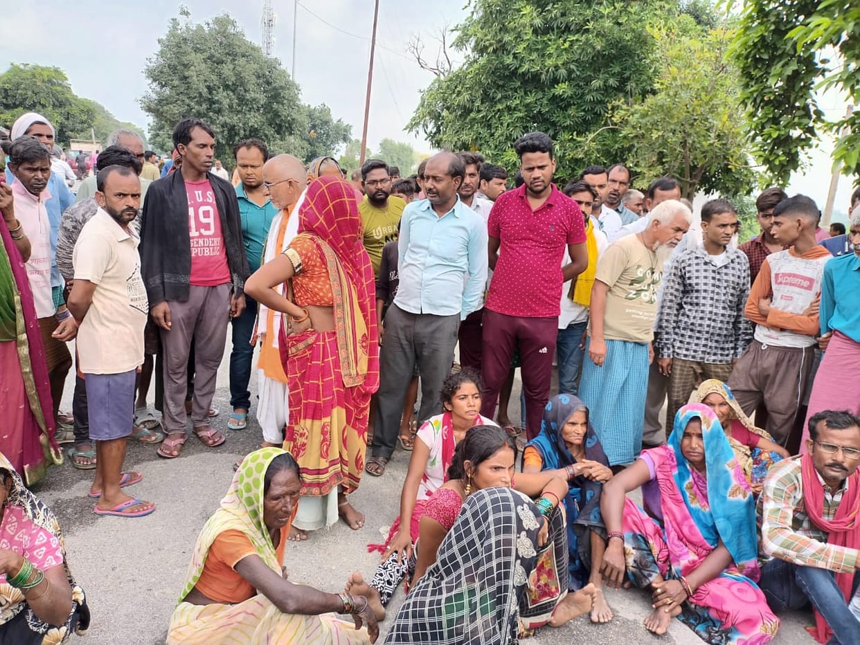 Amethi News: Villagers jammed the dead body on the road, accusing the police of not registering a murder case