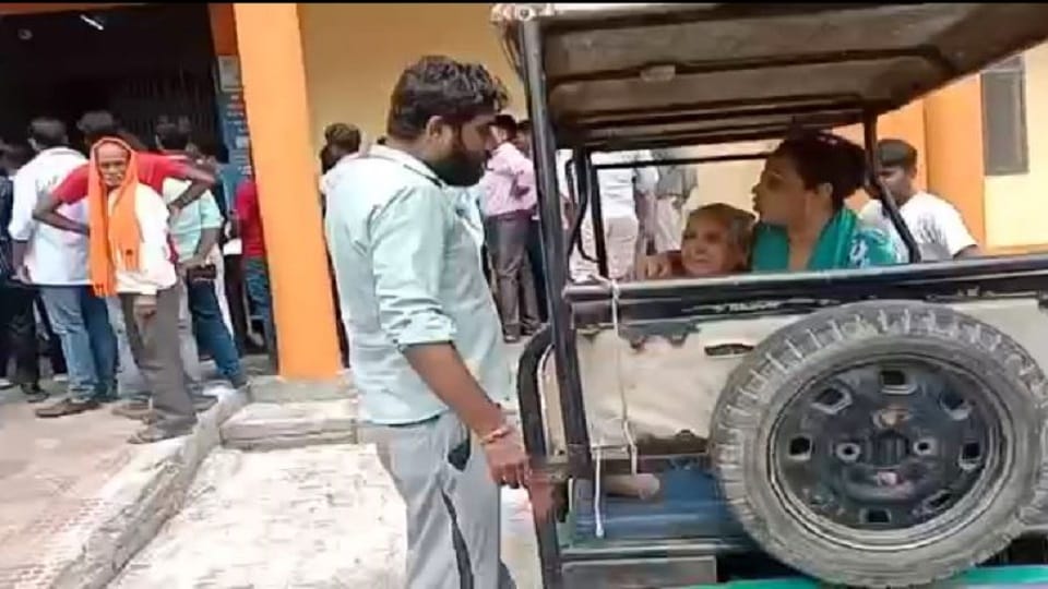 Deputy CM doing inspection old woman was suffering in the e-rickshaw at emergency gate Mainpuri