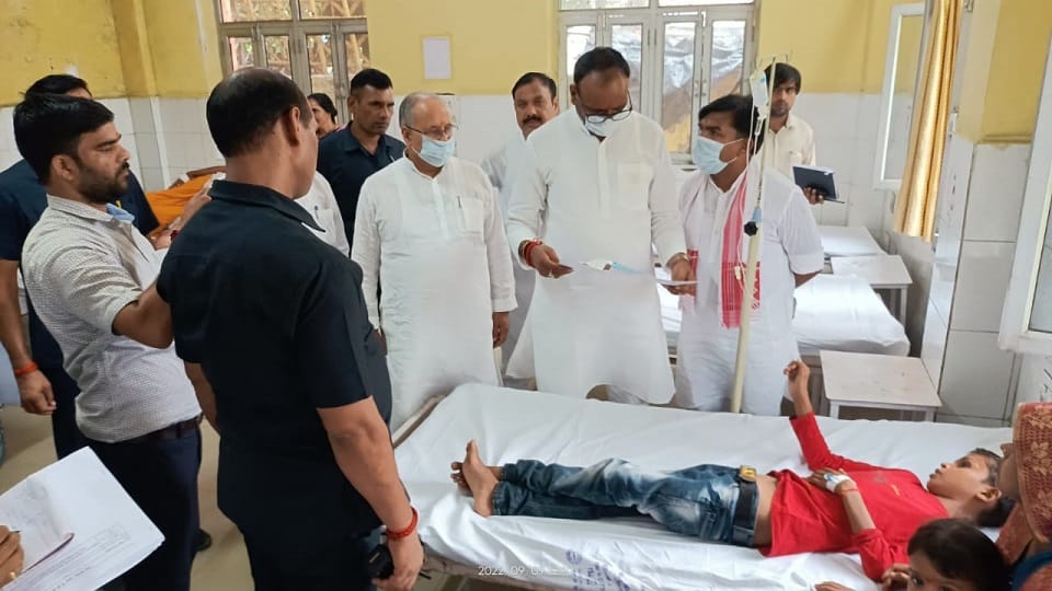Deputy CM doing inspection old woman was suffering in the e-rickshaw at emergency gate Mainpuri