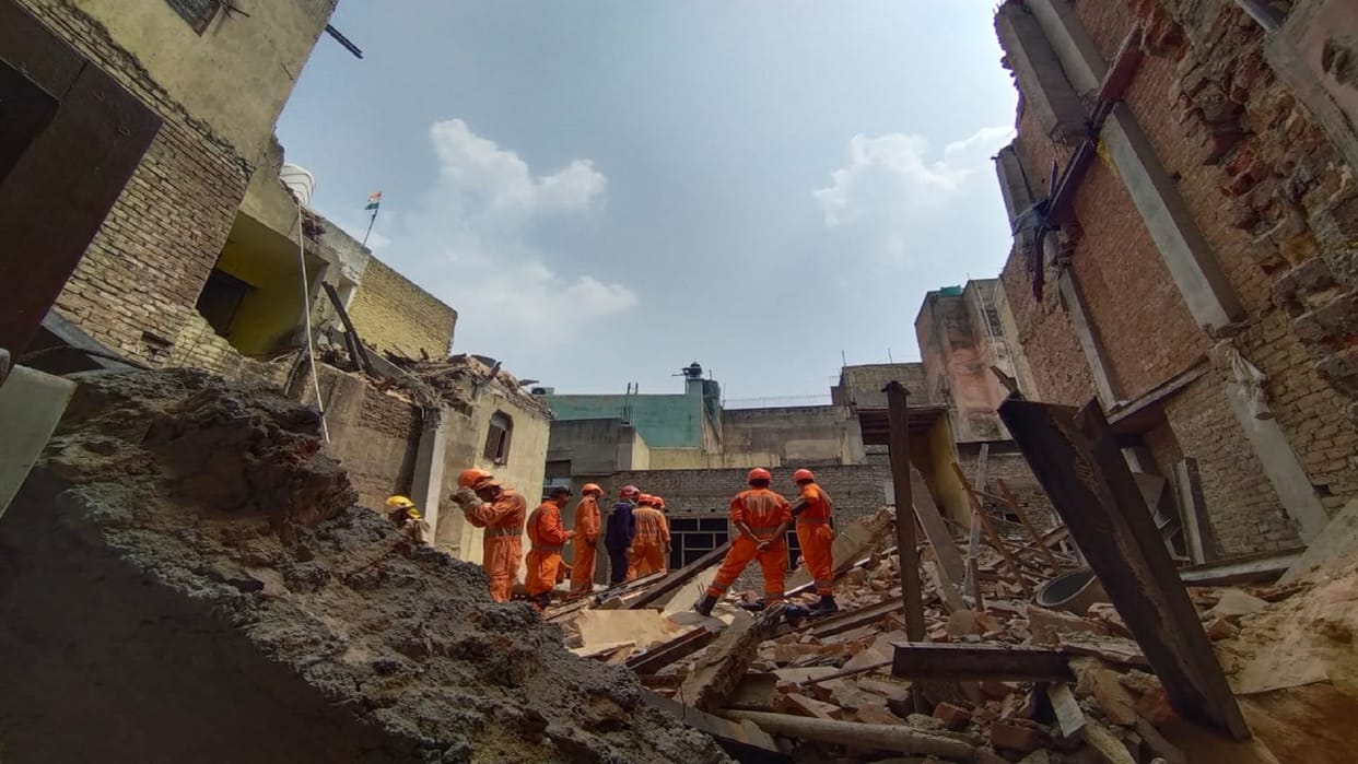 Delhi News: Building collapses in Delhi's Azad Market 5 injured , Rescue Operation Underway