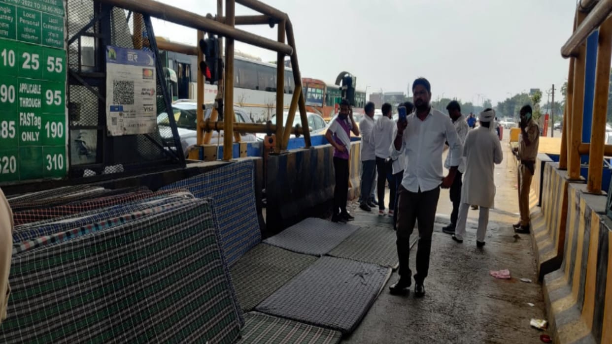 Meerut: The anger of Tyagi society erupted at Sivaya toll plaza, got toll free