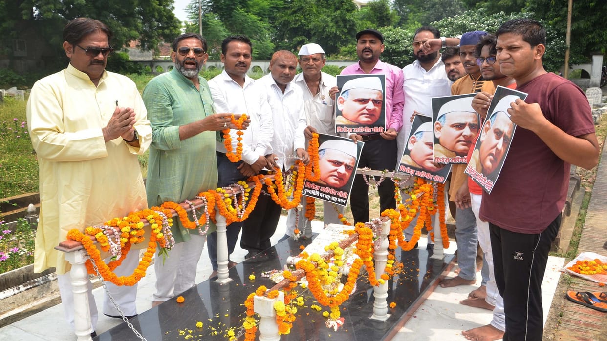 Prayagraj: Congressmen offered flowers at the grave of Feroze Gandhi