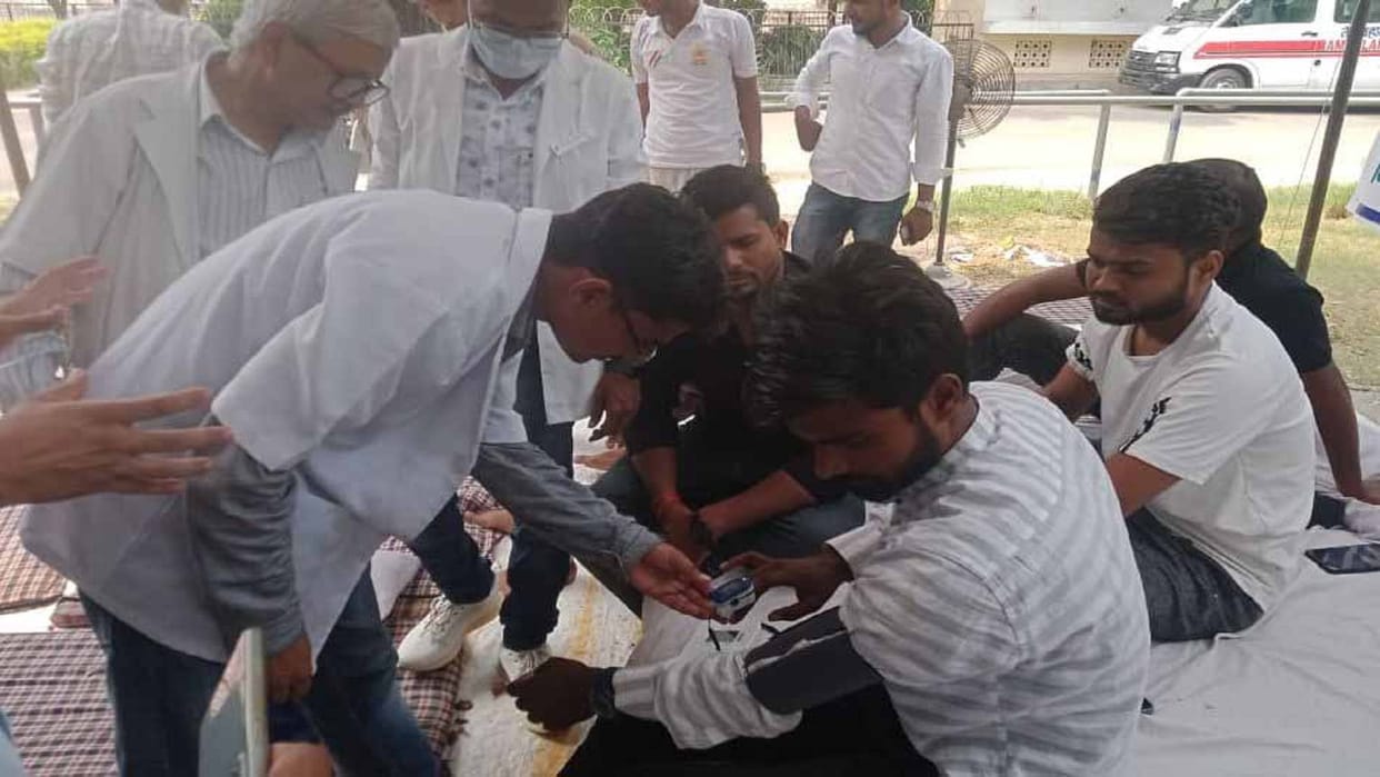 Allahabad University The health of the student sitting on fast deteriorated, admitted to the hospital