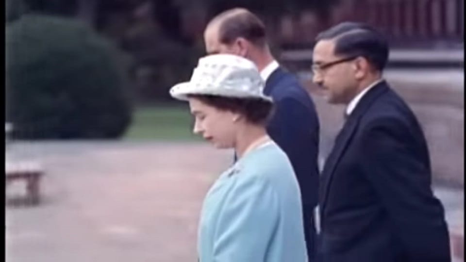 Queen Elizabeth came in an open car to see the Taj mahal agra