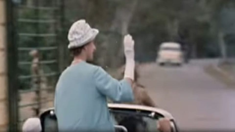 Queen Elizabeth came in an open car to see the Taj mahal agra