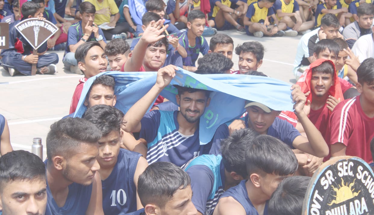 Under the officer tent, students kept avoiding the sun with the help of T-shirts