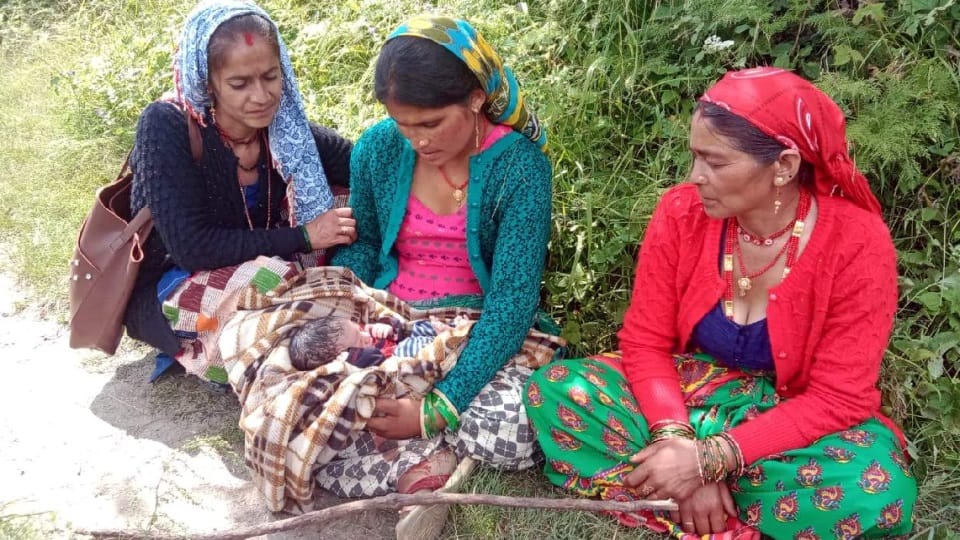 Uttarakhand news: Woman Give Birth to child on Road in chamoli