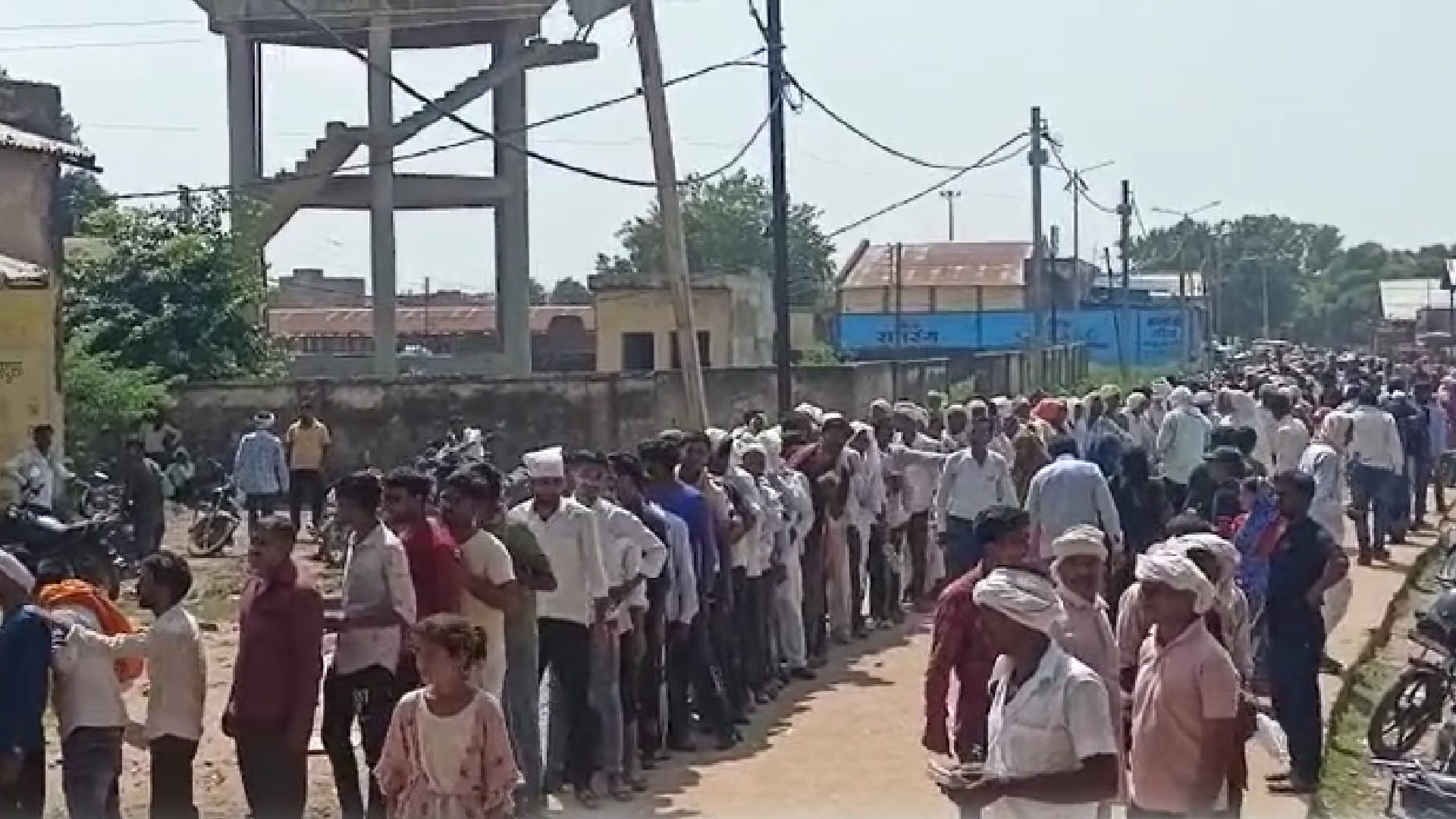 Farmer longing for fertilizer in Union Agriculture Minister's home town Morena, long queues exposed promises