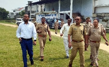 सीएम के आगमन पर हेलीपैड का निरीक्षण करते अधिकारी।