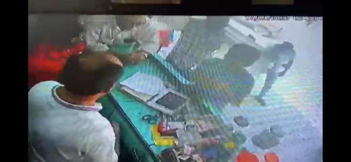 One lakh rupees withdrawn from the bag by bluffing the doctor who was taking medicine at the medical store
