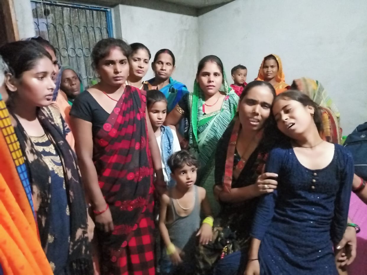 eeing Kunal's dead body and broken cycle, the family members got angry, broke the glass of the bus