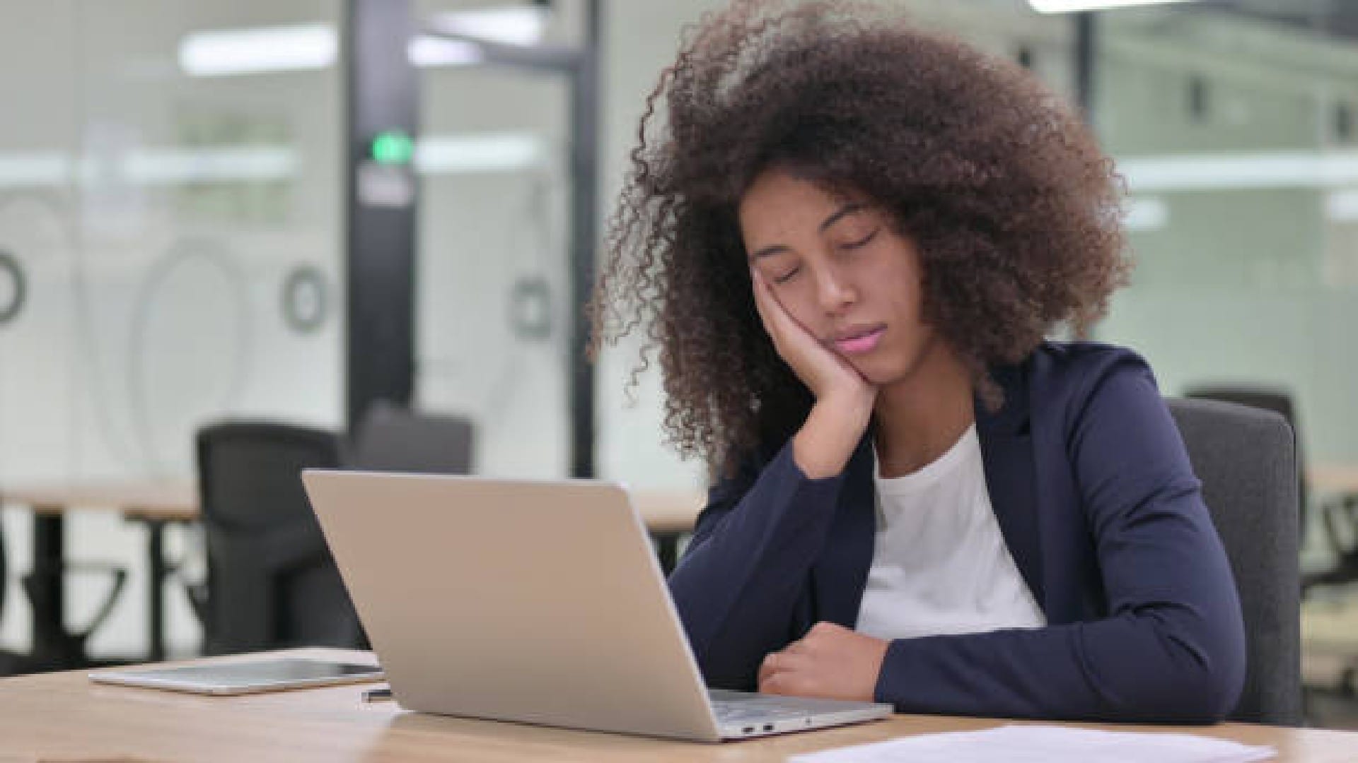 Why We Feel Sleepy After Eating Lunch Or Meal Know Interesting Facts Behind It In Hindi