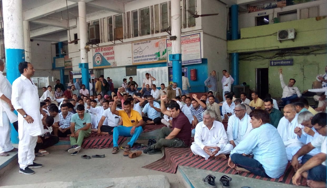 Roadways workers staged a sit-in at the gate, talks failed, strike extended till 12 o'clock tonight