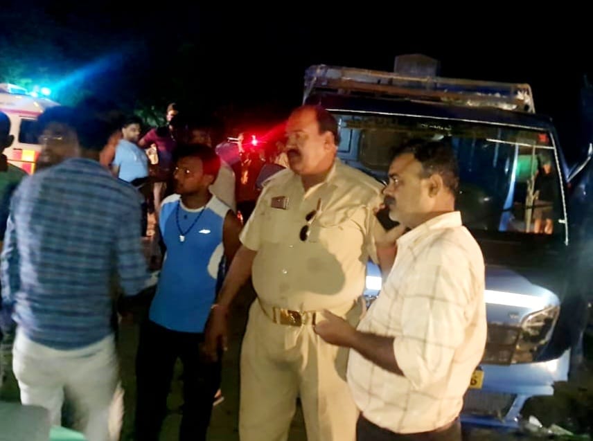Road Accident in varanasi Ambulance and Magic collided  four injured