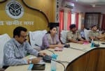 बच्चा चोर की घटना को लेकर कलेक्ट्रेट में  स्कूल के प्रबंधको की बैठक को संबोधित करती डीएम दिव्या म?