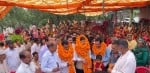 बड़सर में अनुसूचित जाति के सम्मेलन में पहुंचे राज्यसभा सांसद का स्वागत करते कार्यकर्ता।