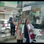 गुजरात बंद के दौरान भरुच में सड़कों पर उतरी महिला कांग्रेस कार्यकर्ता