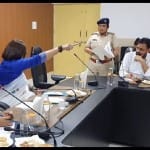 महिला पुलिसकर्मी को धमकाती राज्य महिला आयोग की अध्यक्ष।