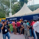 टिकट के लिए लगी लंबी लाइन