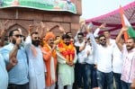 महाराजा हरि सिंह की जयंती पर अवकाश घोषित किए जाने की मांग को लेकर लखनपुर में नारेबाजी करते विभिन्
