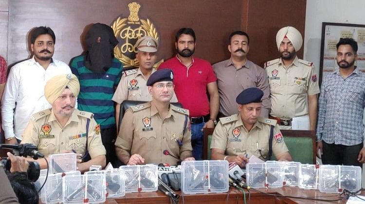 Mohali Police Arrest Member Of Gangster Lawrence Bishnoi Gang With ...