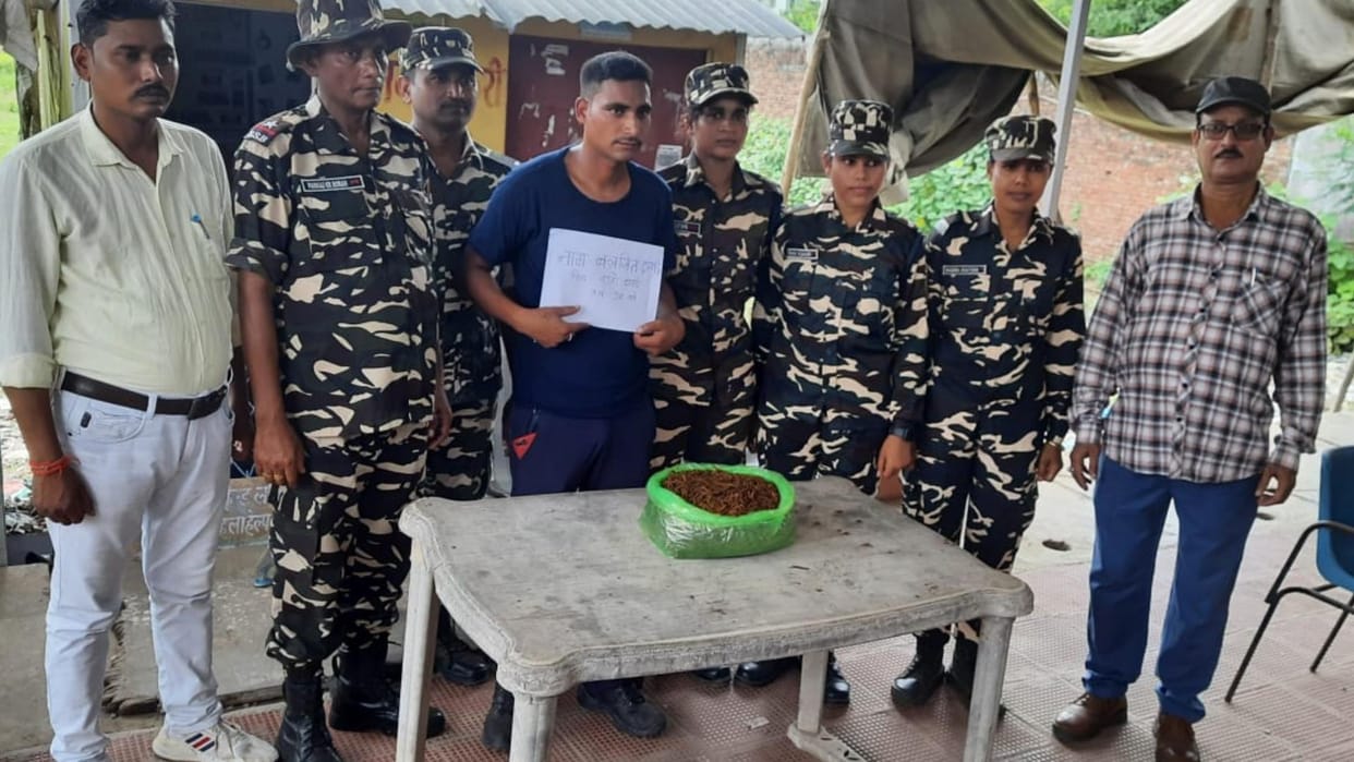 Nepali citizen caught red handed with restricted product in bahraich.