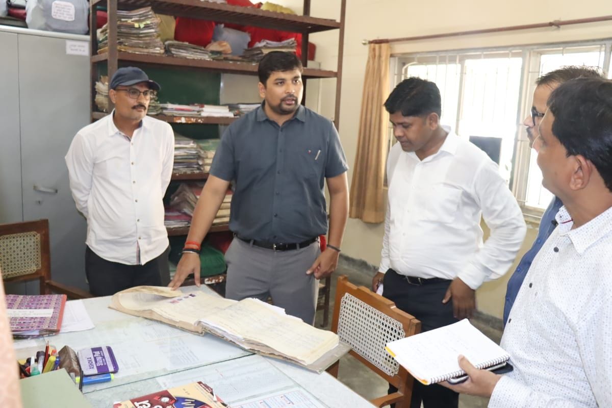 Do not enter Khatauni verification room with a pen