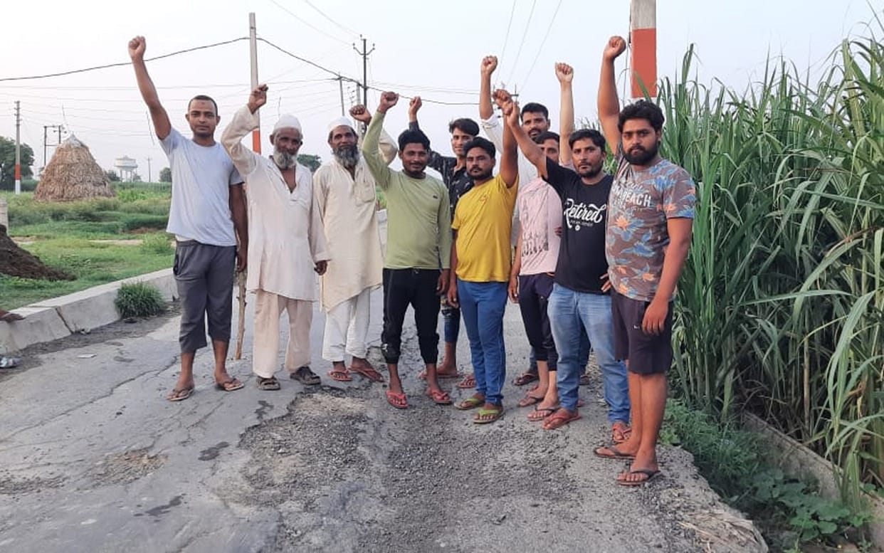Villagers demonstrated and demanded to fix the road