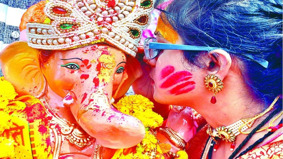 devotees immerse Lord Ganesha on the banks of Yamuna in Agra