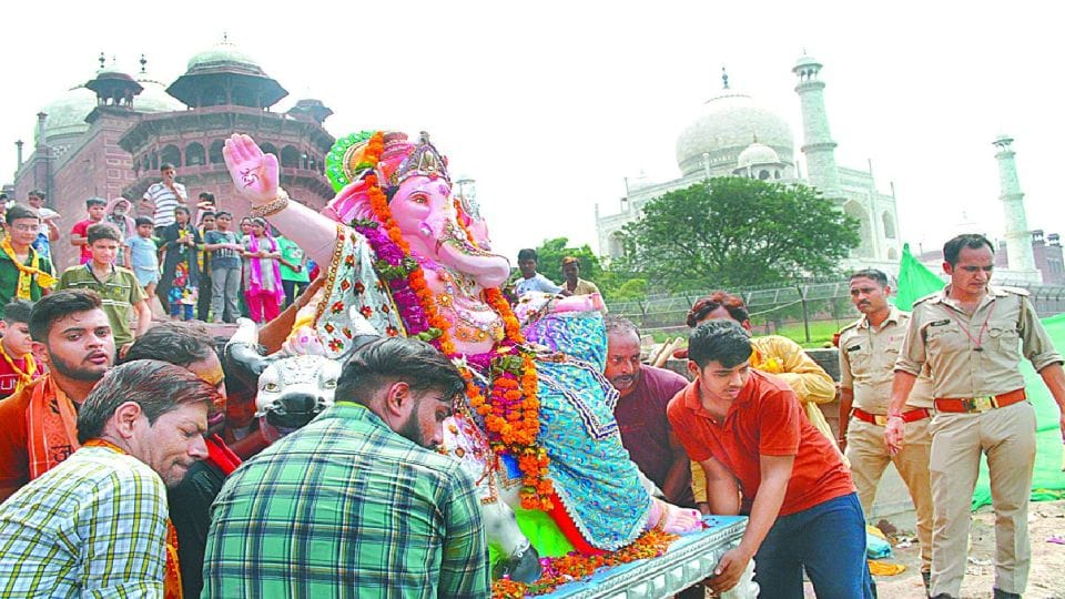 devotees immerse Lord Ganesha on the banks of Yamuna in Agra