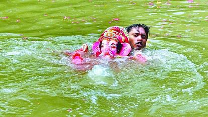 Idol immersion on Ganesh Chaturthi after 20 years in Srinagar