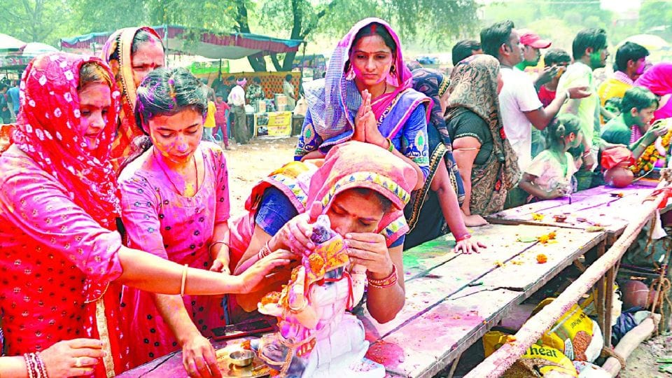 devotees immerse Lord Ganesha on the banks of Yamuna in Agra