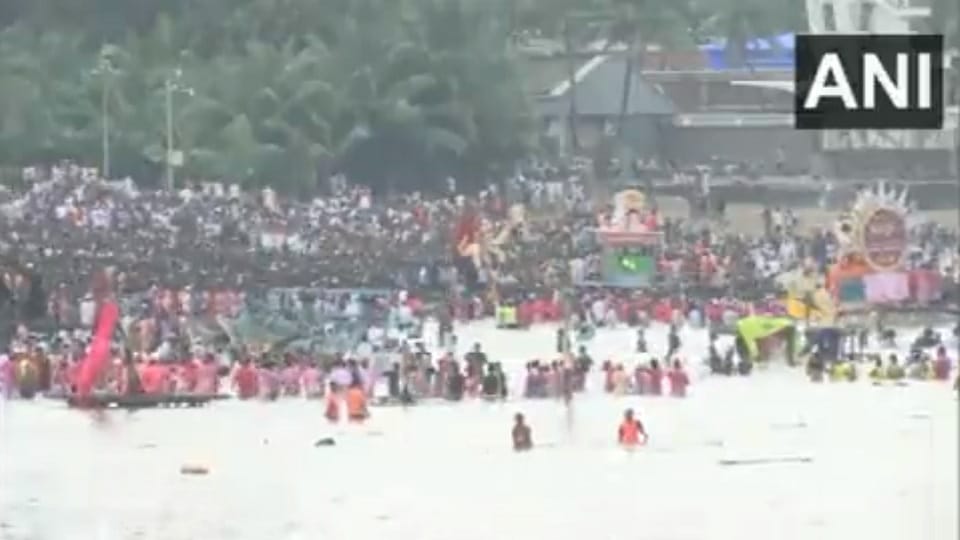 Devotees turn up in huge numbers for the Lalbaugcha Raja Visarjan