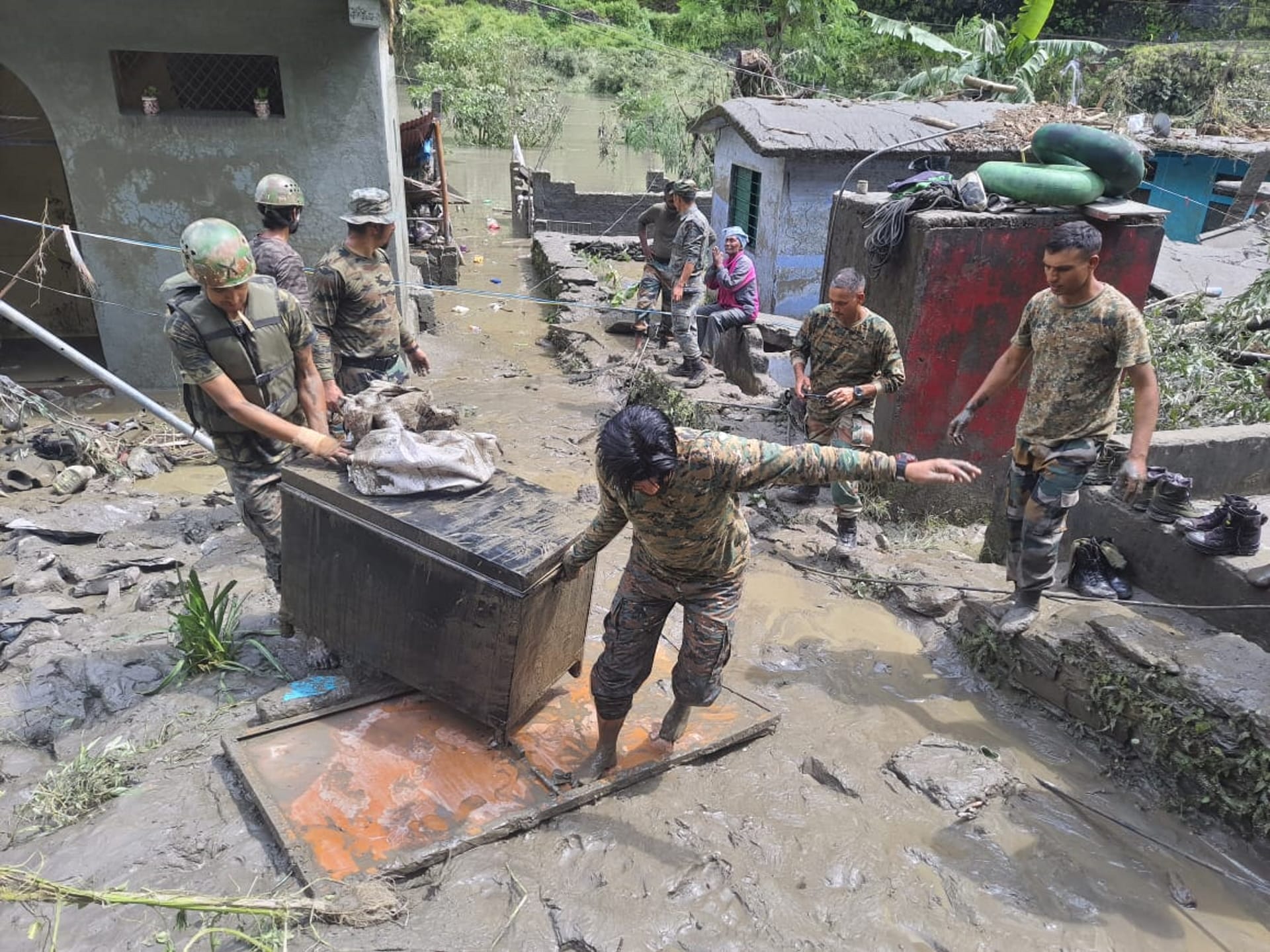 Weather Heavy rains landslides in Uttarakhand cloud burst in Pithoragarh Death rescue helicopter CM Dhami